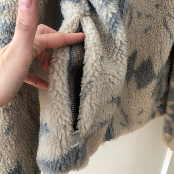 NWOT Patagonia Women’s Large Blue and Cream Fuzzy Full zip Jacket - Picture 7 of 7